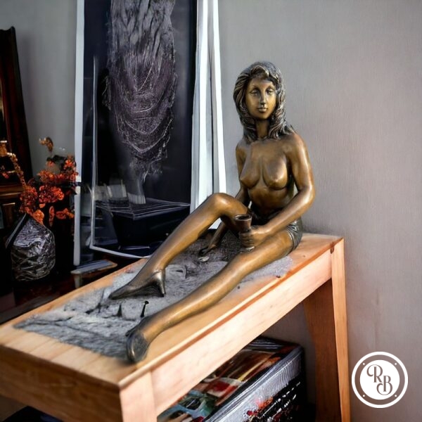 Statuette En Regule Sexy Femme Assi