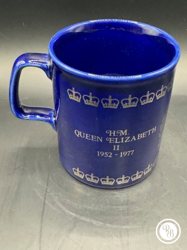 Tasse bleue Queen Elizabeth II Silver Jubilee Celebration 1952 1977 fabriquée en Angleterre