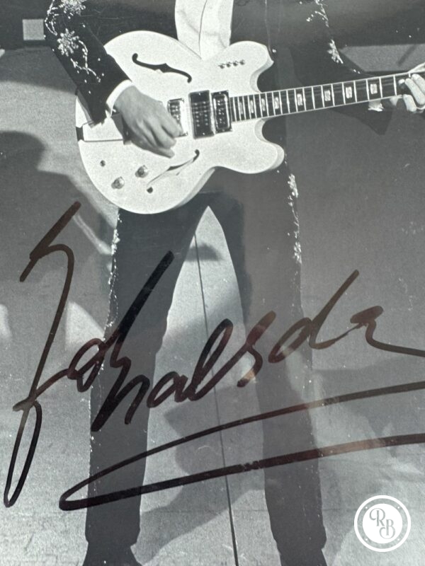 Dédicace - Autographe - Rare photo signée au feutre noir dans les années 70 par Johnny Hallyday