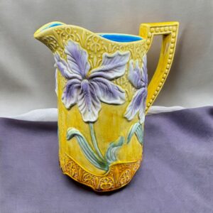 Ancien grand Pichet/Broc/Pot en faïence - Barbotine - jaune, mauve et bleu turquoise - numéroté - Vers 1900 - Fleur Iris - Art Nouveau