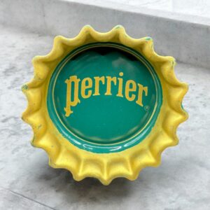 Cendrier Perrier - Modèle déposé - Coupelle publicitaire en forme de capsule - Coloris vert foncé, contour et logo dorés - Collection - Déco