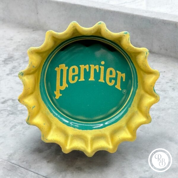 Cendrier Perrier - Modèle déposé - Coupelle publicitaire en forme de capsule - Coloris vert foncé, contour et logo dorés - Collection - Déco