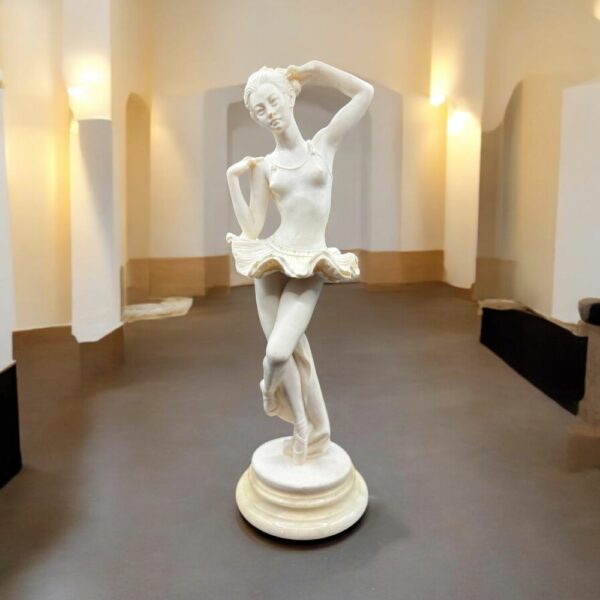 A.Giannelli - Statuette sexy en albâtre sur un support en marbre représentant une danseuse - ballerine de ballet italien - signée - sculpture très détaillée