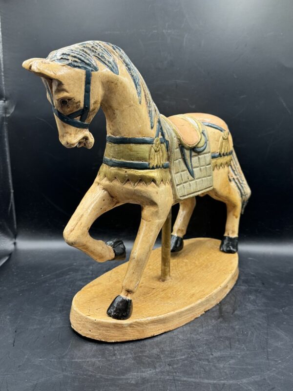 Figurine de Cheval - Jouet ancien - Petit manège - avec support et l'ensemble fabriqué en pâte à papier - Des années 1950/60