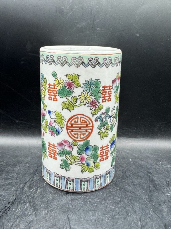 Ancien et rare pot à pinceaux en faïence chinoise décor fleuri, pêches et signes chinois polychromes style famille verte tampon rouge