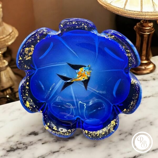 Rare ancien cendrier en verre Vénitien - Murano - Venise - Italie - Soufflé à la main - Bleu cobalt - Doré à la feuille d'or - Décor poisson 1 - Des années 60/70 - Collection - Décoration